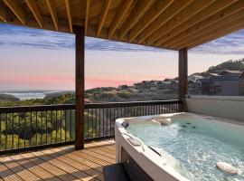 Moonstone Lodge Lake Views Sleeps 28 GolfSim Pup Friendly, hotel v mestu Branson