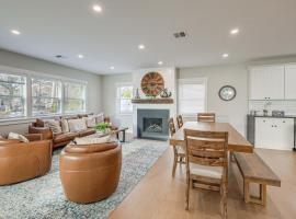 Sleek and Modern Cape Cod Home 2 Mi to Beaches!, cottage ở Hyannis