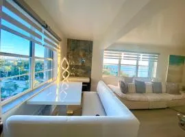 Panoramic luxurious one bedroom apartment with miami skyline and water view Free parking