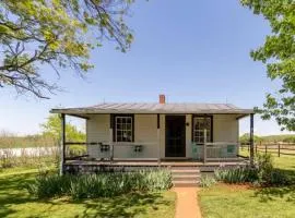 Bloomingdale Honeymoon Cabin w/Mountain/Barn Views