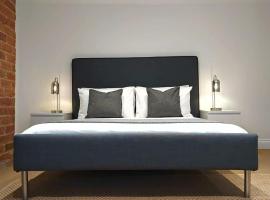 2 Bedroom City Centre Duplex Apt، فندق في بريستون