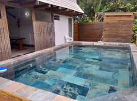 Mara'ai le spot Tubuai, Chambre Triple Deluxe Mahu SDB Privée avec piscine, hotel v Tubuai