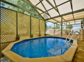 Wanderlust ** Pet Friendly 3 Bedroom Home With a Pool, ξενοδοχείο σε Sellicks Beach