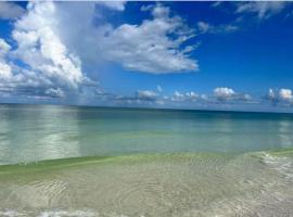 Marco Island Retreat- close to beach !, hotel in Marco Island