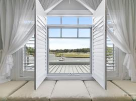 New Haven - Grand Canal View Suite, homestay in Banksia Beach