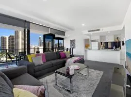 Perfect Family getaway - Two Bedroom - Two Bathrooms - Ocean View from level 9 to 15 - Circle on Cavill - Wow Stay