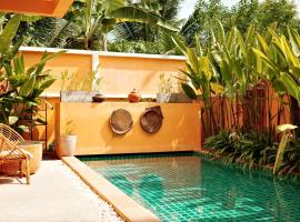 The Orange Villa Near Beach 海灘附近的家庭別墅, hotel con spa en Kamala Beach