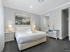 New Haven - Eiffel Tower Suite, homestay in Banksia Beach