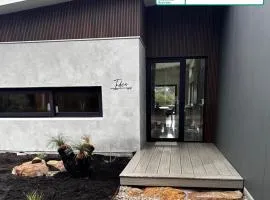 INDICA HEMP HOUSE - Multi Award Winning-Luxury-Eco designed house-lake views-hot tub-Cinema