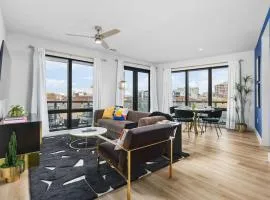 Luxury 2 Bedroom 4 Bed with HUGE Wrap Around Patio Gym and Pool