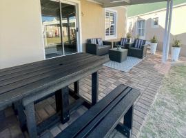 Claptons Cottage 12, hotel en Jeffreys Bay