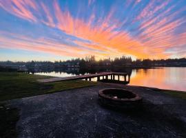 Lake Tapps Dock House on the Bankers Island, cottage sa Dieringer