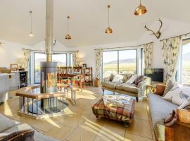 4 Bed in The Cairngorms 80298, feriehus i Knockandhu