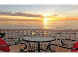 Romantic Luxury Beachfront Getaway Penthouse: Solana Beach şehrinde bir kulübe