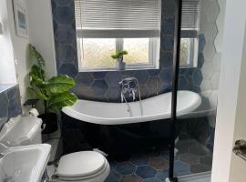 Lobster Cottage - Stylish 3 Bedroom Cottage in heart of Tenby Town, Pembrokeshire, Hotel in Pembrokeshire