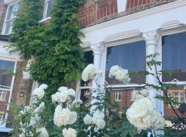 Beautiful Traditional English 4 bedroom home in Greenwich, hotel in Plumstead