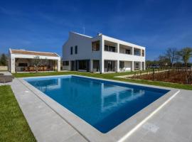 Villa Bianca for families with wellness & private tennis court – dom wakacyjny w mieście Smoljanci