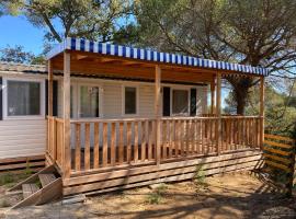 Albatross Mobile Homes on Camping Cala Canyelles, khu glamping ở Lloret de Mar