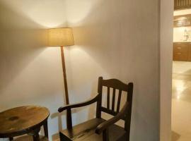 The Turquoise Letterbox - Loft suite at Central, hotel v destinácii Kalkata
