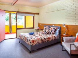 Treetops Silvan Valley Lodge - suite 1, hotel cu parcare din Silvan