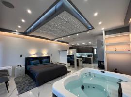 Seafront Luxury Suite with Jacuzzi & Sauna, готель у місті Монемвасія