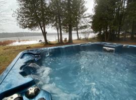 Lovely waterfront private cottage with hot tube: Head Lake şehrinde bir otoparklı otel