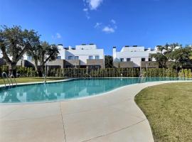 San Roque Golf Club, Step into elegance with this 3-bedroom luxury modern townhouse close to Sotogrande, hotel u gradu San Roke