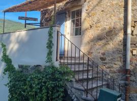 Gîte de la tourterelle，Saint-Florent-sur-Auzonnet的有停車位的飯店