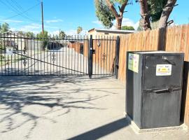 Tiny house in the heart of MOVAL private freeparking Netflix, hôtel à Moreno Valley