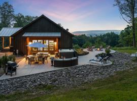 Secluded Beauty with Hot Tub & Views, cottage in Ellicottville
