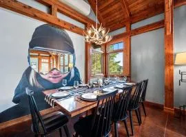 Walk to Village! Stunning timber chalet! Hot-Tub, Bonfire & more!