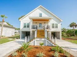 NEW LISTING Six Bedrooms - Private Dock - Steps to the Beach - Sleeps 14