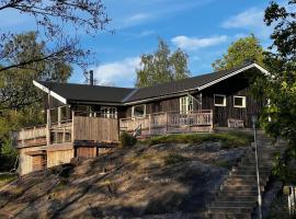 Amazing house on rock with sea view, hotel with parking in Svenshögen