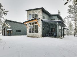 All-Season Donnelly Cabin with Sauna and Hot Tub!, vilă din Donnelly