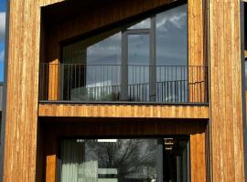 Idille2, hotel con piscina a Ik&scaron;ķile