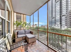 Downtown condo w balcony & workspace