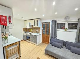 Studio apartment, TV, WiFi Kitchen Parking, Wembley Elizabeth Line, apartemen di Northolt