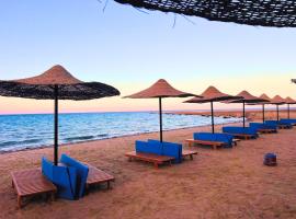 Beach Front Apartment in Hurghada La Quinta Beach Compound, hotell i Ismailia