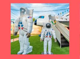 Galaxy Quest: Playground, Arcade, and Endless Fun – hotel w mieście Garden Grove