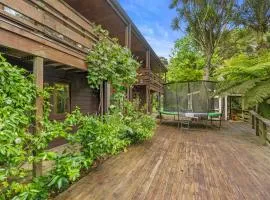 Treetop Sanctuary - Titirangi Holiday Home