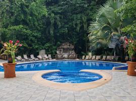 Evergreen Lodge, hotel u Tortugueru