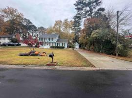 Welcome to The Blue House!, hotel in Stone Mountain