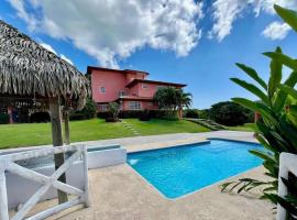 Relaxing family Beach House with Pool, hytte i Río Hato