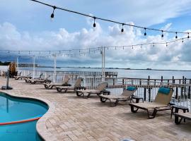 Waterfront Resort Condo with Balcony Close to Beaches Free Bikes, hotell i Dunedin