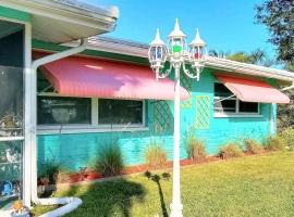 Beachy Bungalow, serviced apartment in Cape Coral
