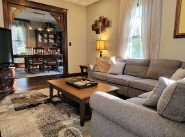 Beautiful Craftsman Style Home w/ Fenced Yard, hotell med parkeringsplass i South Beloit