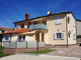 Apartments with a parking space Buzinija, Novigrad - 22057