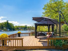 Charming riverside cottage, walk to beach, hôtel à Wasaga Beach