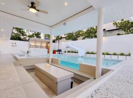 Niyham Pool Villa, villa i Bang Phli