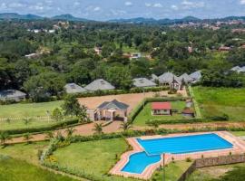 Miika Eco Resort Hotel、Hoimaの駐車場付きホテル